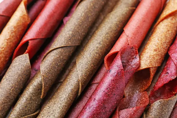 Arka plan olarak lezzetli meyve dürümleri, manzaranın üstünde.