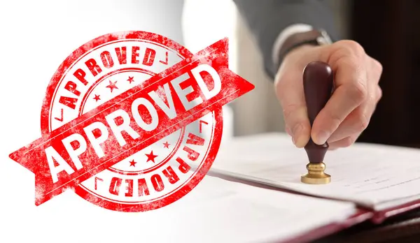 Belgeyi masa ve kırmızı pulda damgalayan adam onaylandı, pankart tasarımı