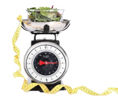 Yeşillikli mutfak pulları ve beyaza izole edilmiş mezura.