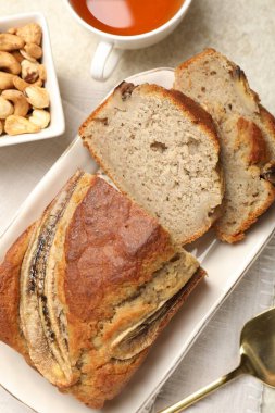 Muzlu ekmeği fındıklı kes ve açık gri masada çay, düz yat.