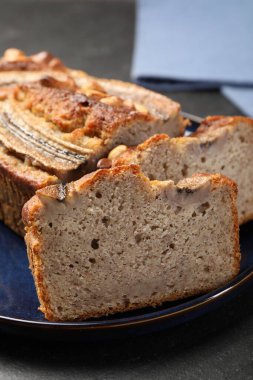 Siyah masada fındıklı muz ekmeği kes, yakın plan.