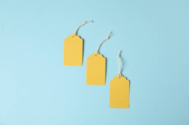 Açık mavi arkaplanda dizgileri olan boş etiketler, düz yatıyordu