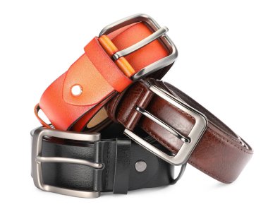 Beyaz üzerine izole edilmiş üç farklı deri kemer.