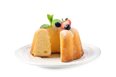 Pudra şekeri, böğürtlen ve nane şekeri ile beyaz üzerine izole edilmiş lezzetli bir kek.