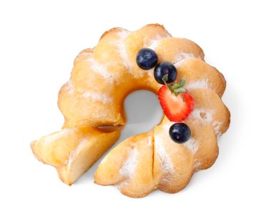 Beyaz üzerine izole edilmiş toz şeker ve böğürtlenli lezzetli kek.