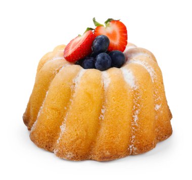 Beyaz üzerine izole edilmiş toz şeker ve böğürtlenli Lezzetli Bundt keki