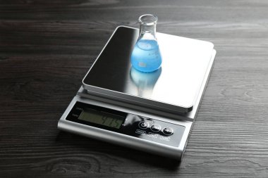 Tahta masadaki numune matarasıyla laboratuvar ölçeği, yakın plan.