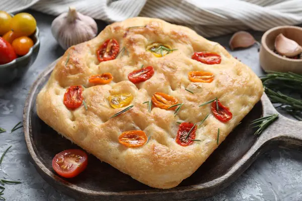 Domatesli ve baharatlı enfes Focaccia, yakın plan.