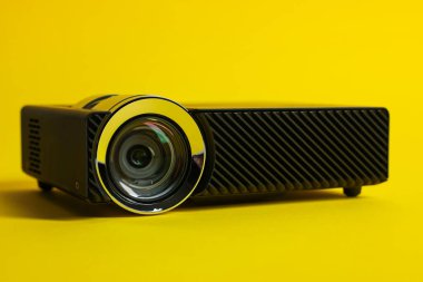 Sarı arkaplanda modern video projektörü, yakın plan
