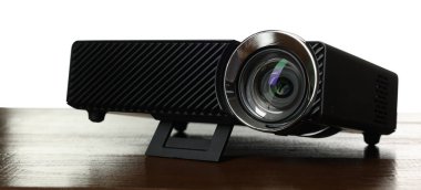 Beyaz arkaplana karşı ahşap tabloda modern video projektörü