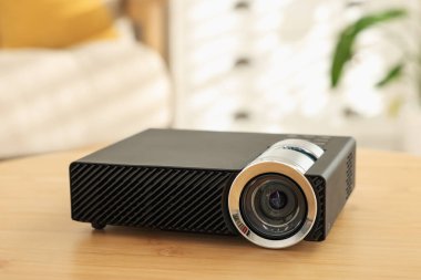 Modern video projektörü ahşap masaya yakın çekim.