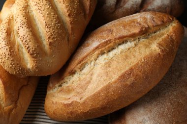 Masanın üzerinde bir sürü somun ekmek, yakın çekim.