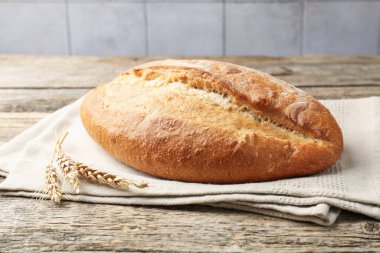 Tahta masaya bir somun ekmek ve çivi.