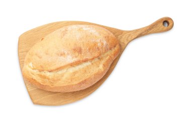 Bir somun taze ekmek ve ahşap tahta beyaz manzarada izole edilmiş.