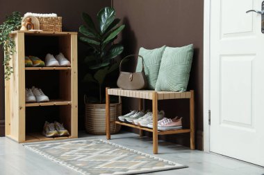 Girişteki raflarda farklı ayakkabılar var. Ayakkabı deposu