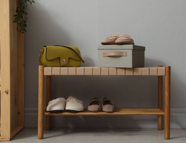 İçerideki bankta farklı ayakkabılar. Ayakkabı deposu