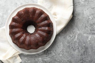 Gri masadaki lezzetli çikolatalı kek, üst manzara. Metin için boşluk