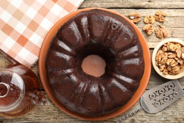 Lezzetli çikolatalı kek, ceviz, çay ve servis ahşap masa, düz uzanma