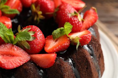 Çilekli ve naneli lezzetli çikolatalı kek, yakın plan.