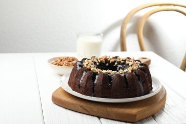 Beyaz ahşap masada fındıklı lezzetli çikolatalı kek.