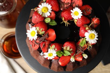 Çilekli, nane ve papatya çiçekli nefis çikolatalı kek.