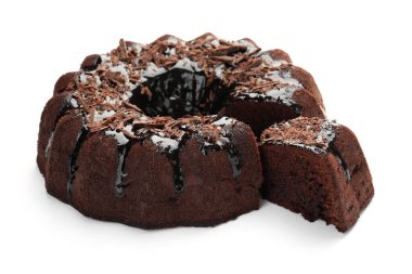 Lezzetli çikolatalı kek beyaza izole edilmiş.