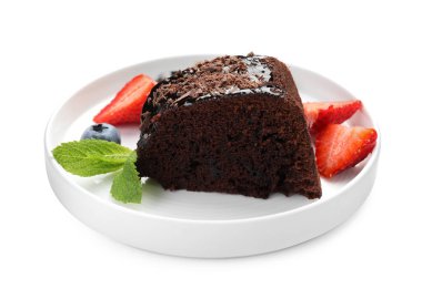 Çilekli, nane ve böğürtlenli ve beyaz üzerine yaban mersinli lezzetli çikolatalı kek.