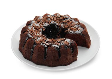 Lezzetli çikolatalı kek beyaza izole edilmiş.