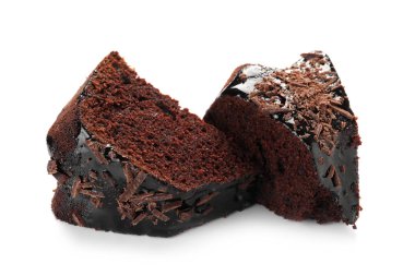 Lezzetli çikolatalı kek parçaları beyaza izole edilmiş.