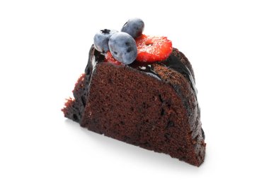 Çilekli ve yaban mersinli lezzetli çikolatalı kek.