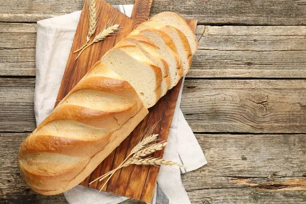 Ekmek somunu ve çivileri tahta masada düz bir şekilde kes. Metin için boşluk