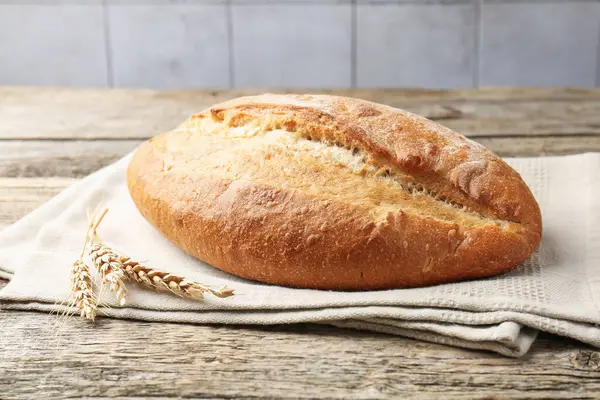 Tahta masaya bir somun ekmek ve çivi.