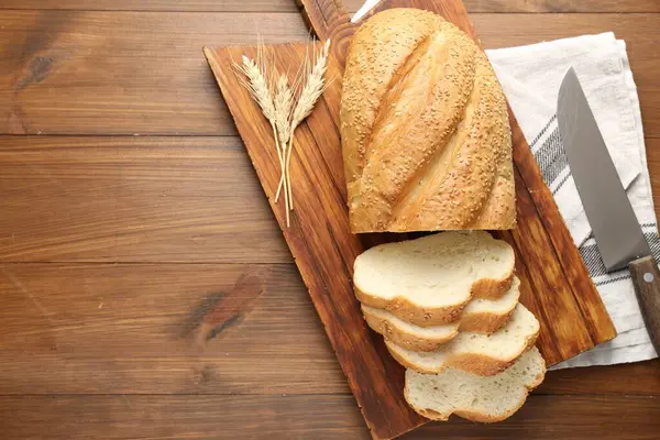 Ekmek somunu, çivi ve bıçağı tahta masada düz bir şekilde kes. Metin için boşluk