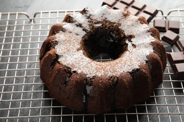 Gri masadaki çikolatalı ve jöleli kek, yakın plan.