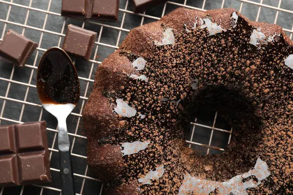 Gri masalı ve çikolata parçalı leziz bir kek.