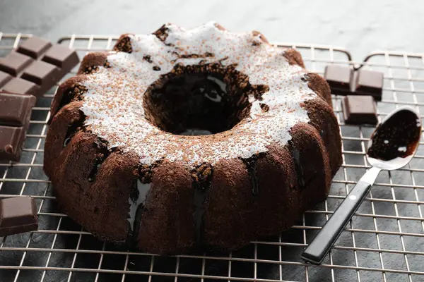 Gri masadaki çikolatalı ve jöleli kek, yakın plan.