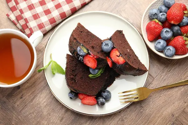 Çilekli, böğürtlenli ve nane aromalı lezzetli çikolatalı kek.