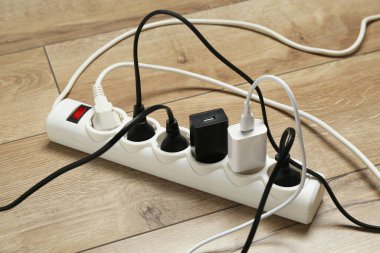 Uzatma güç panosu ahşap zemindeki tıkaçlarla aşırı yüklendi.