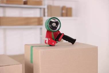 Kapalı alandaki karton kutuda yapıştırıcı bantlı şeker kutusu.