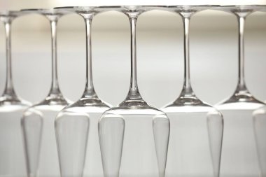 Bulanık arkaplanda boş bardaklar, yakın plan