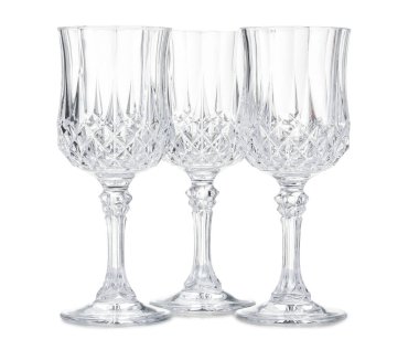 Beyaz üzerine izole edilmiş üç boş bardak.