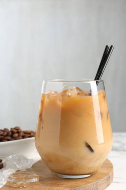 Lezzetli buzlu kahve ve fasulyeler beyaz masada. Metin için boşluk