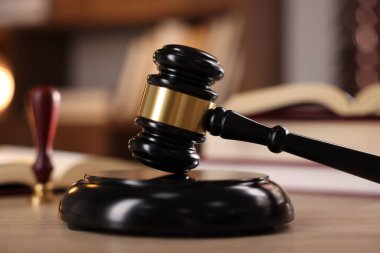 Yargıç tokmağı ve ahşap masa üzerindeki kitaplar, seçici odaklanma.