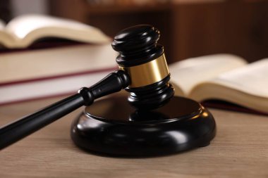 Yargıç tokmağı ve ahşap masa üzerindeki kitaplar, seçici odaklanma.