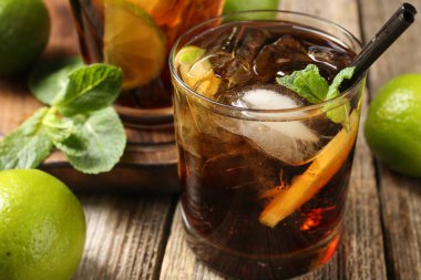 Küba libre kokteylini ahşap masada nane şekeri ile tazeliyorum.