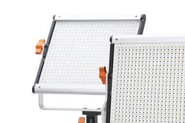 Profesyonel ışıklandırma ekipmanları beyaza izole edilmiş. Fotoğraf stüdyosu aracı