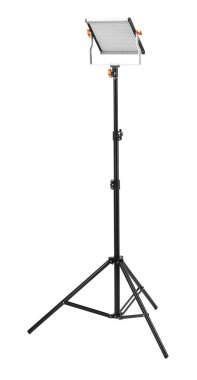 Beyaza izole edilmiş tripodu olan profesyonel ışıklandırma ekipmanları.