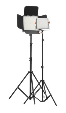 Beyaza izole edilmiş tripodlu profesyonel ışıklandırma ekipmanları.