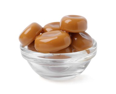 Beyaz üzerine izole edilmiş tatlı karamel şekerler