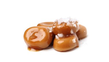 Lezzetli tatlı şekerler, beyaz üzerine izole edilmiş tuz ve karamel sosu.